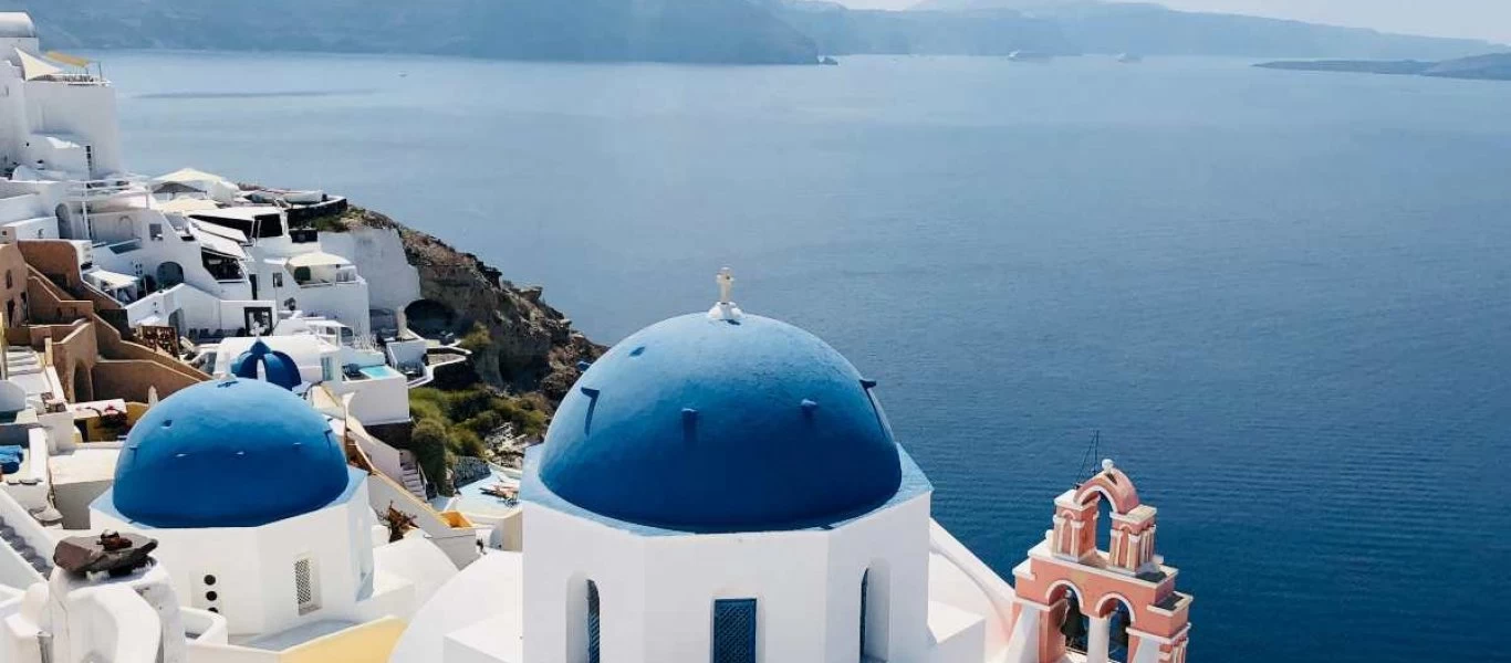 Παραλίγο τραγωδία στη Σαντορίνη: Τουρίστας πήγε να βγάλει φωτογραφία στα βράχια και έπεσε στο κενό